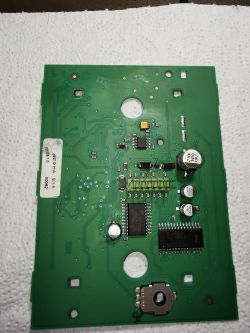 Sterownik klap nawiewu VW T5 Multiwan: wymiana kondensatorów, diody Schottky Z007 i testy zasilania