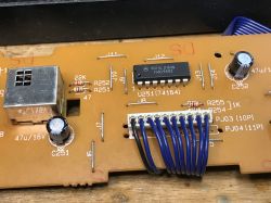 Zdjęcie fragmentu płytki drukowanej z elementami elektronicznymi.