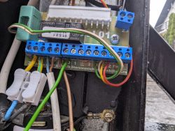 Zbliżenie na panel sterownika z okablowaniem i komponentami na płytce drukowanej.