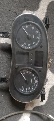 Zespół wskaźników samochodu z prędkościomierzem do 220 km/h i obrotomierzem x100 na dywanie