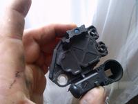 Jak sprawdzić regulator napięcia w alternatorze Valeo TG15C135?