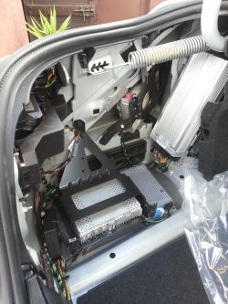 BMW E60 '06 Biała kostka w bagażniku do niczego nie podpięta