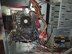 Dlaczego komputer działa tak głośno, iż nie słychać dialogów w filmach?