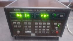 Zdjęcie programowalnego syntezatora niskiej częstotliwości Zopan PW-17 z jasno świecącymi wyświetlaczami.