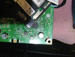 Zbliżenie na zieloną płytę PCB z nadrukiem LG i oznaczeniem EAX70043606