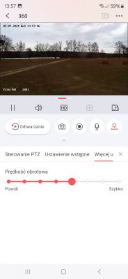 Podgląd z kamery PTZ Hikvision na aplikacji mobilnej z widocznymi ustawieniami prędkości obrotowej.