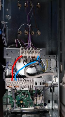 Widok na wnętrze szafy sterowniczej z okablowaniem i połączeniami elektrycznymi