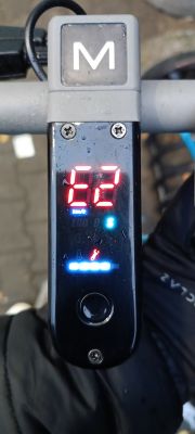 Kod błędu E2 w hulajnodze Motus Scooty 10 przy użyciu manetki gazu