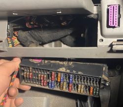 Lokalizacja bezpiecznika do świateł w Volkswagen Touran 2004 rok 1.9 tdi