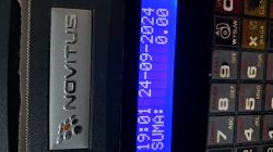 Wyświetlacz i klawiatura kasy fiskalnej Novitus Nano E z widoczną datą i sumą.