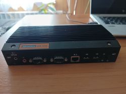 Advantech DS-370 na biurku, z widocznymi portami frontowymi.