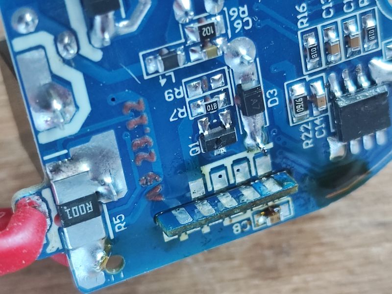 Zbliżenie na płytkę PCB z elementami elektronicznymi i ścieżkami.