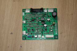 Płytka PCB sterownika MIG-200P CTRL na drewnianym blacie