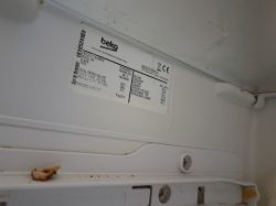 Etykieta wewnątrz lodówki Beko CNA340E20X z danymi technicznymi.