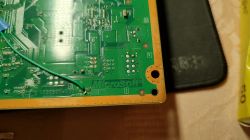 Fragment zielonej płytki drukowanej z logo Microsoft.