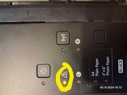 Panel drukarki Canon MG3650 z podświetlonym przyciskiem ostrzegawczym.
