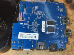 Płyta główna Smart TV Android Box z widocznymi komponentami elektronicznymi i portami.