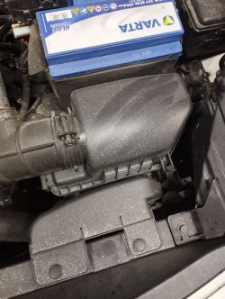 Silnik samochodu z widocznym akumulatorem Varta