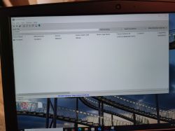 Okno programu DevManView na ekranie laptopa, wyświetlające informacje o touchpadzie Synaptics.