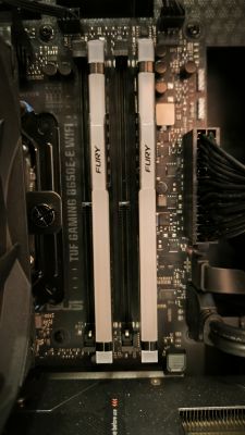 Dwa moduły RAM FURY zainstalowane na płycie głównej ASUS TUF GAMING B650E-E WIFI