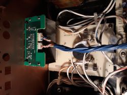 Wnętrze urządzenia elektronicznego z płytkami i okablowaniem.