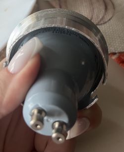Zbliżenie na żarówkę LED Bellight GU10 osadzoną w aluminiowej oprawie