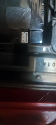 Złącze w samochodzie zdalnie sterowanym, miejsce na akumulator.