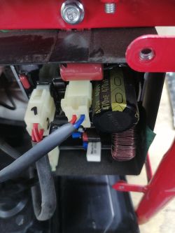 Zbliżenie na wnętrze inwertera agregatu Einhell TC-IG 1100 z widocznym kondensatorem 470 µF 420 V