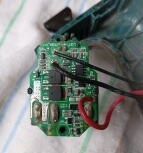 Zielona płytka elektroniki z przewodami w obudowie elektronarzędzia, widoczne ścieżki i złącza