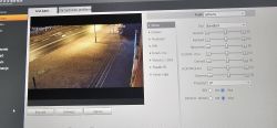 Podgląd kamery monitoringu ulicznego w nocy z interfejsem ustawień wideo.