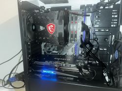 Wnętrze komputera z kartą graficzną Gigabyte RTX 3070 Ti i potrójnym chłodzeniem.