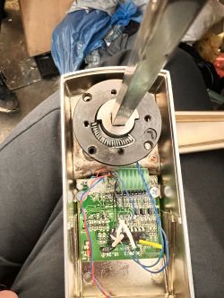 Zamek Lockdata DK0P0FRM13M nie blokuje klamki po wpisaniu kodu