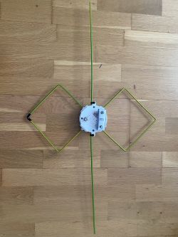 Antena Bi-Quad z dodatkiem dipola na podłodze.