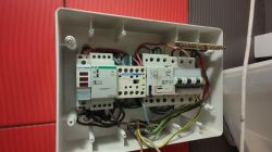 Panel elektryczny pokazujący połączenia przewodów i komponenty.