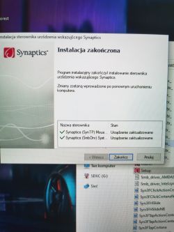 Ekran instalacji sterownika Synaptics z informacją o zakończonej instalacji.