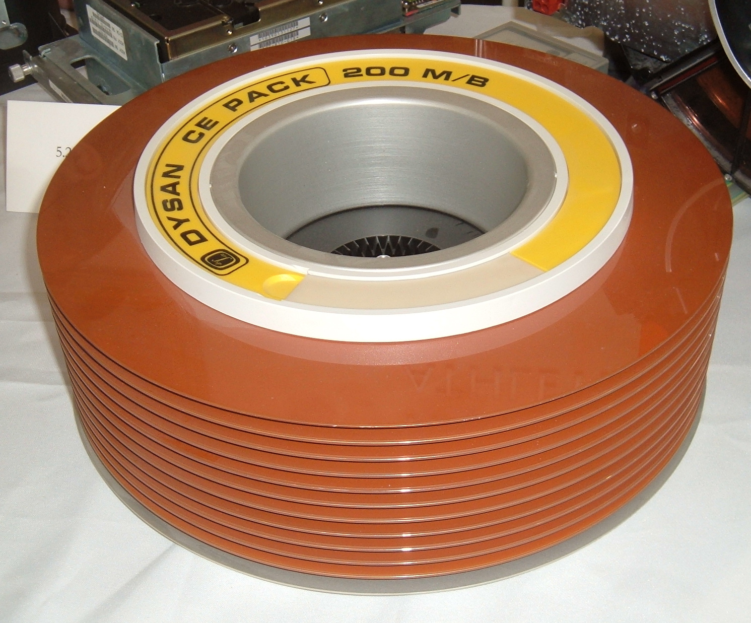 Накопители гибких. Магнитные диски. ЕС ЭВМ магнитный диск. Пластмассовые магнитные диски. Сменные магнитные диски.