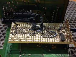 Płytka prototypowa z lutowanymi komponentami elektronicznymi i przewodami.