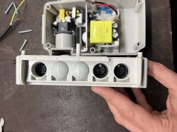 Synchronizacja dwóch siłowników meblowych z osobnymi sterownikami. Chętnie zapłacę za usługę:)