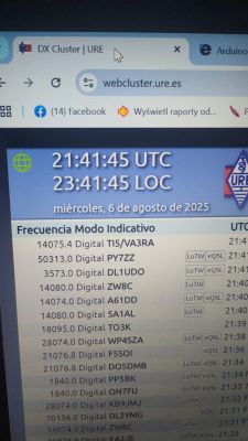 Zrzut ekranu strony DX Cluster z listą transmisji radiowych i aktualnym czasem UTC i lokalnym.