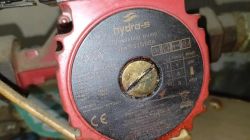 Zbliżenie na czoło czerwonej pompy obiegowej Hydro-S z widocznymi oznaczeniami technicznymi