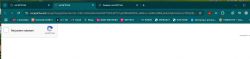 Widok na przeglądarkę internetową z otwartą stroną reCAPTCHA z trzema zakładkami.