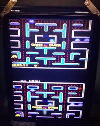 dwa obrazy na monitorze, telewizorze - z gry arcade