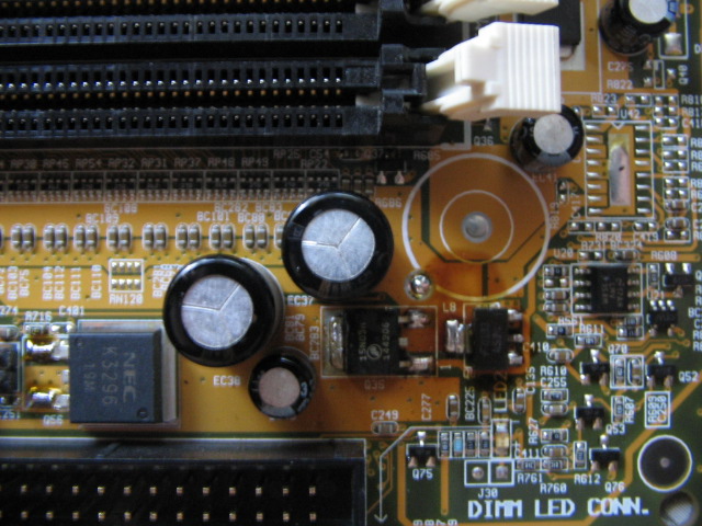 Gigabyte GA-7DX - identyfikacja elementu Q85 z oznaczeniem D133 457 obok RAM-u