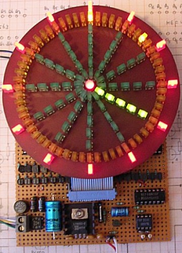 Zegar LED oparty jest na procesorze 16F84.