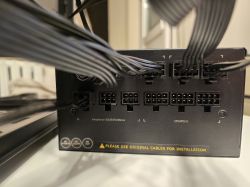 Zbliżenie na tylny panel zasilacza z widocznymi portami CPU/PCI-E i kablami ośmio-pinowymi