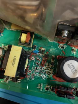 Zbliżenie na płytę główną spawarki Magnum THF-238 Pro-x z widocznymi komponentami elektronicznymi.