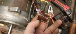 Dlaczego silnik fzrlb 180w uruchamia się nietypowo?