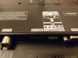 Zbliżenie portów wejściowych monitora z nietypowym gniazdem AV i EXT (RGB)
