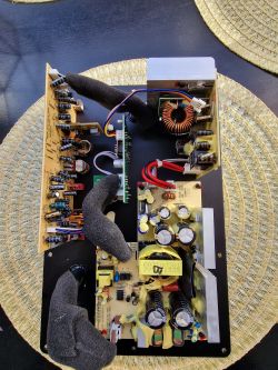 Wnętrze wzmacniacza subwoofera JBL ES250PW z widocznymi komponentami elektronicznymi.