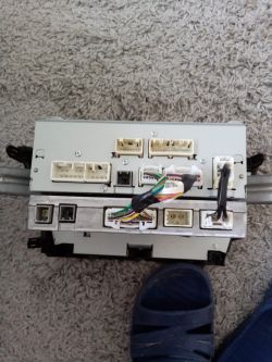 Tył radia Panasonic do Toyota Prius Plus 2012 z widocznymi złączami kablowymi.